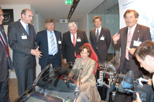 baika1 Die Bayerische Wirtschaftsministerin Müller probiert EVE aus